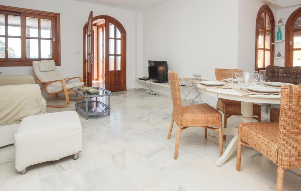 Penthouse On The Beachfront 에스테포나 외부 사진