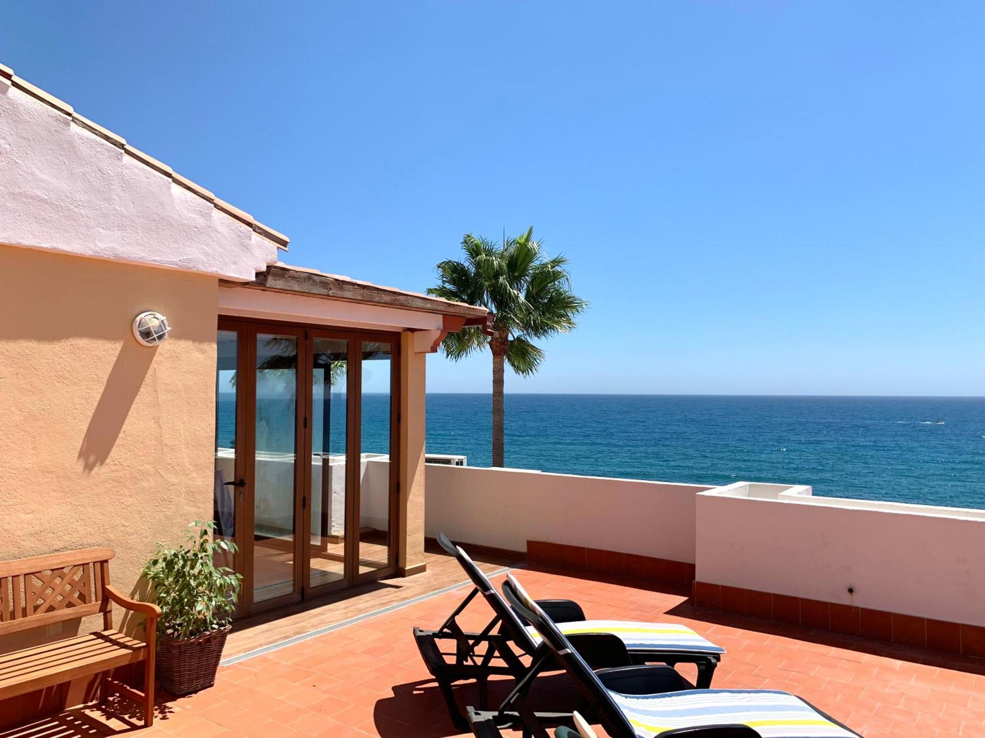 Penthouse On The Beachfront 에스테포나 외부 사진